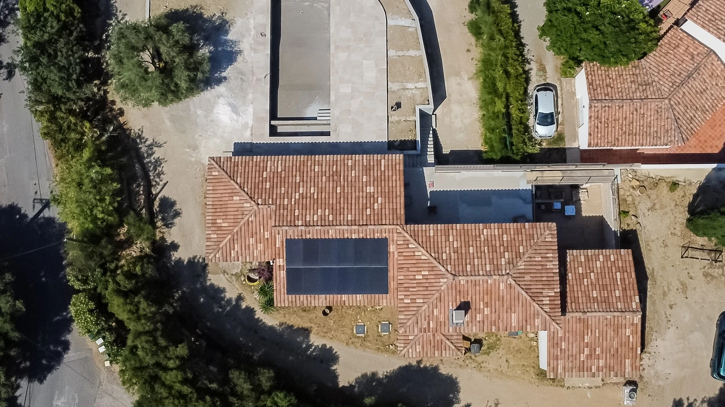 Installation panneaux solaires sur toiture maison vue drone Var