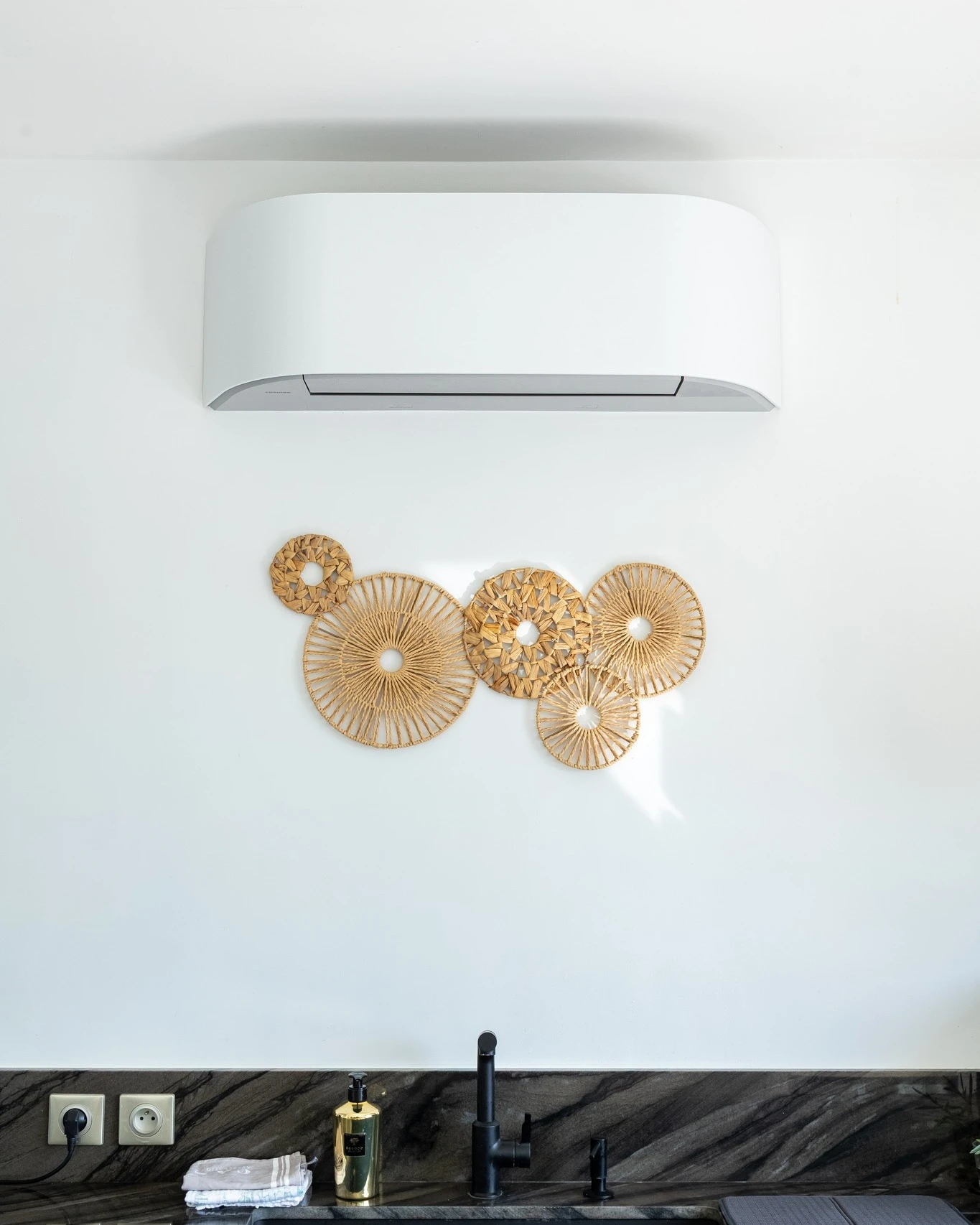 Pose climatisation réversible murale design salon