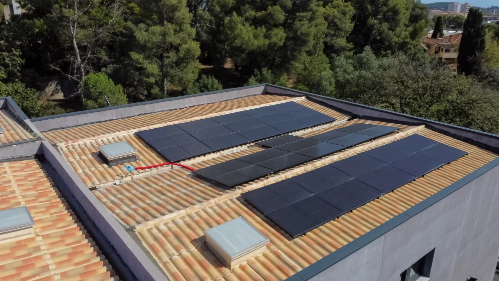 Pose panneaux photovoltaïques sur toiture terrasse plate